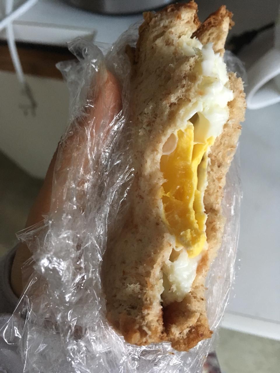 【1分钟鸡蛋三明治】微波懒人早餐