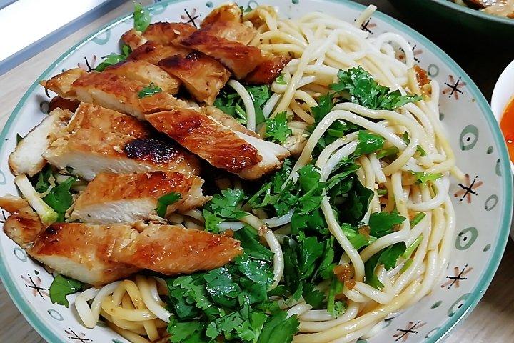 想不好吃都难的——酸甜清爽青柠鸡胸肉凉面！gif小动图