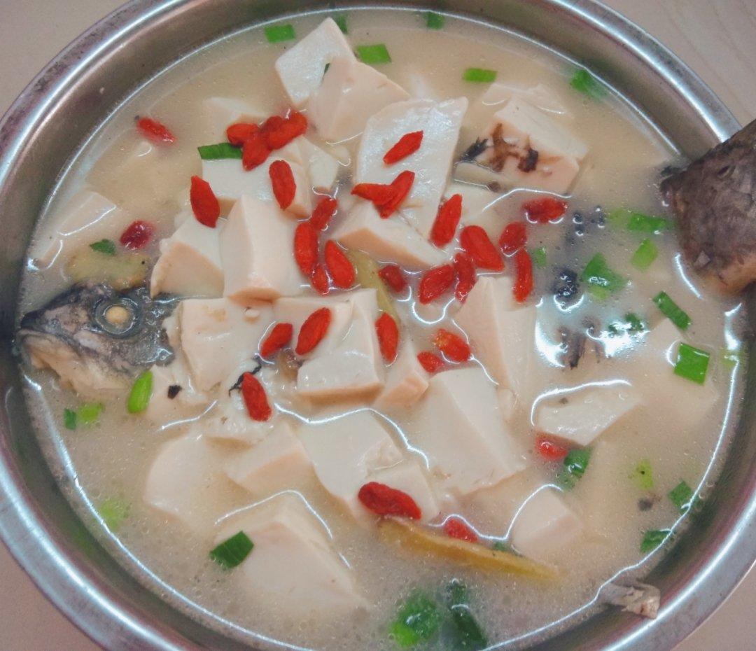 汪兴媛做的鲫鱼豆腐汤