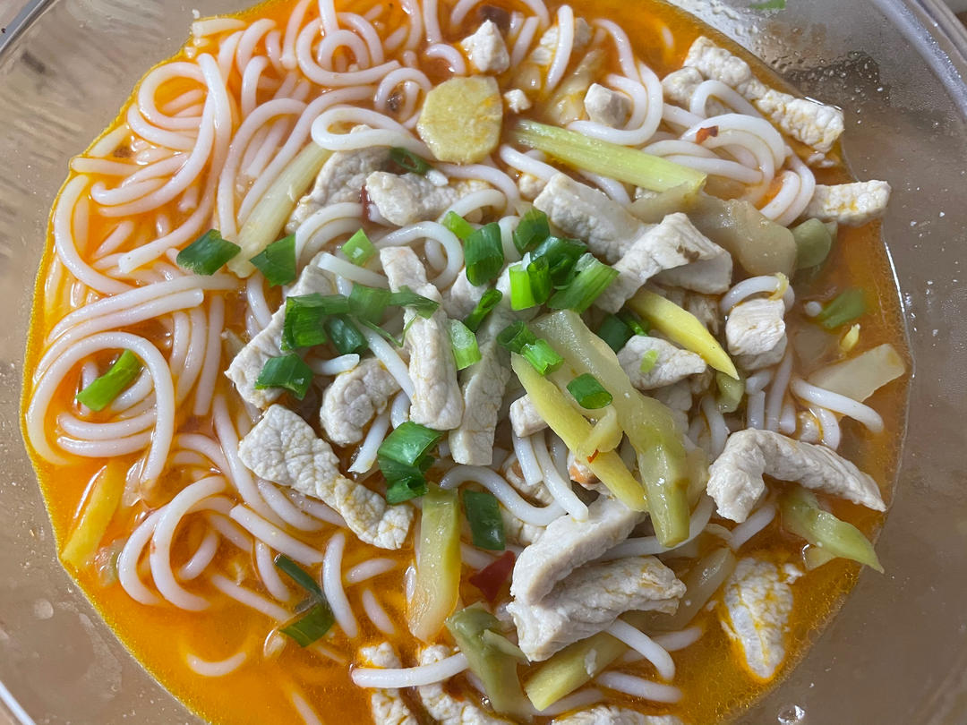 夏天来了，没胃口就来份香辣开胃榨菜肉丝粉