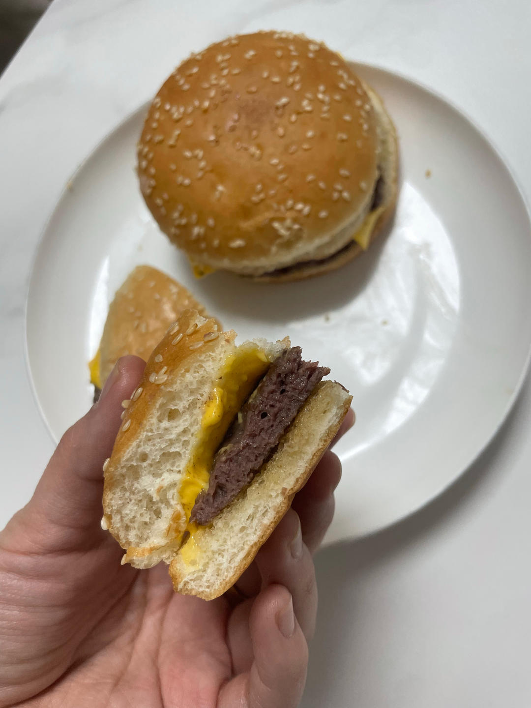 爆汁的牛肉汉堡肉饼