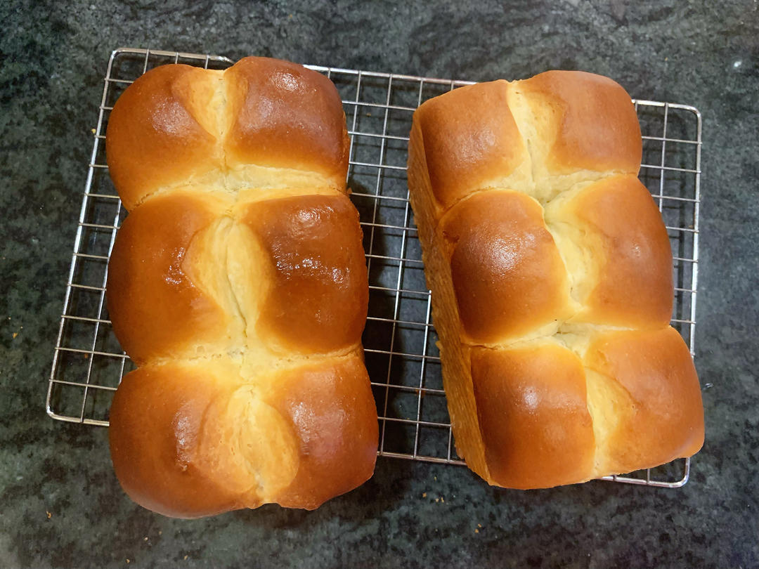 超级浓郁柔软的布里欧修吐司