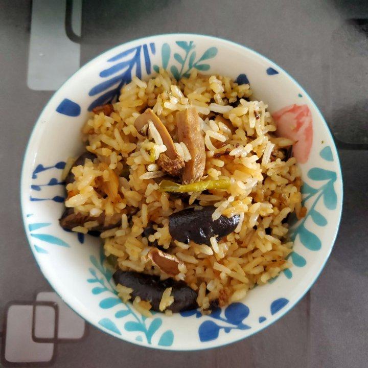 酱油肉香菇焖饭