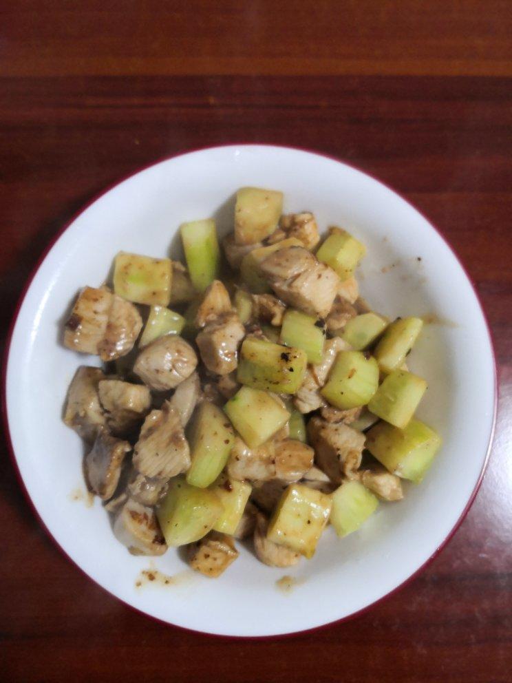 清爽好吃！低脂美味～黄瓜炒鸡胸肉丁