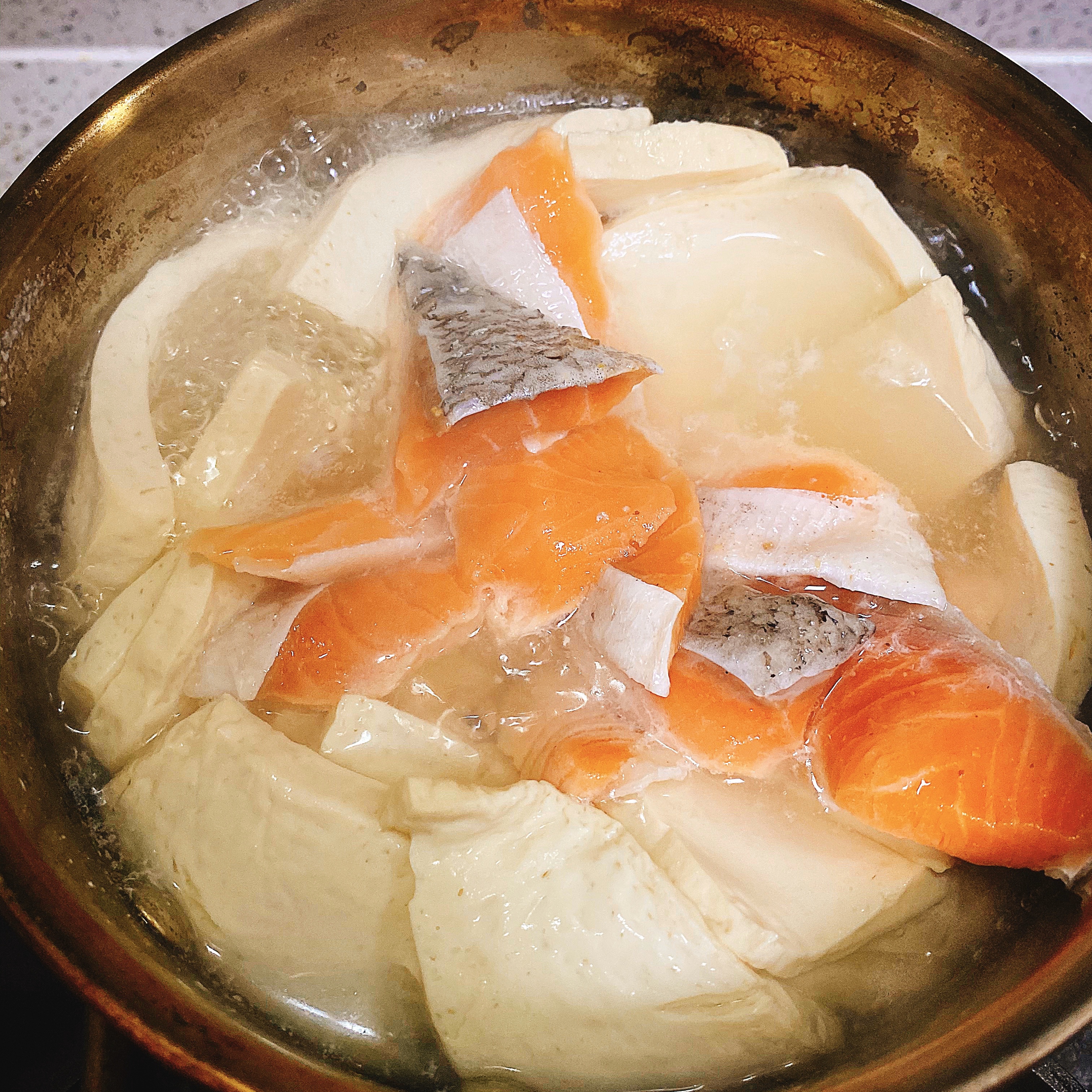 冬日暖心三文鱼番茄豆腐浓汤的做法 步骤5
