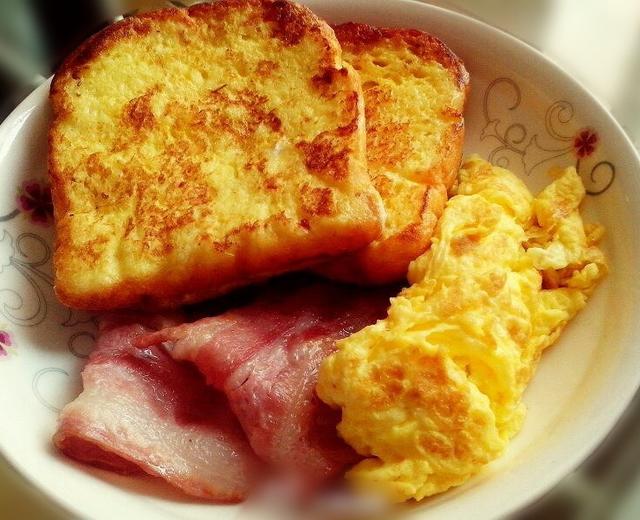早餐－吐司培根炒蛋