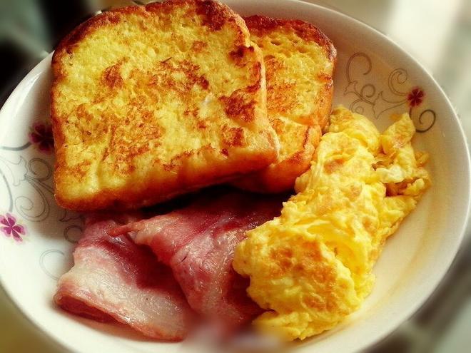 早餐－吐司培根炒蛋的做法