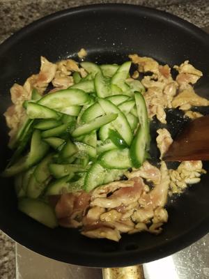 一人食快手菜：青瓜鸡柳饭的做法 步骤7