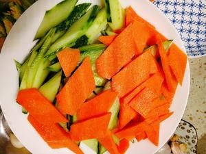 黄瓜胡萝卜炒瘦肉的做法 步骤4