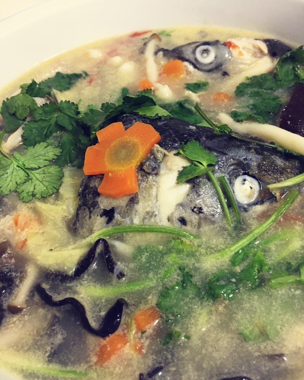 三文鱼头菌菇汤