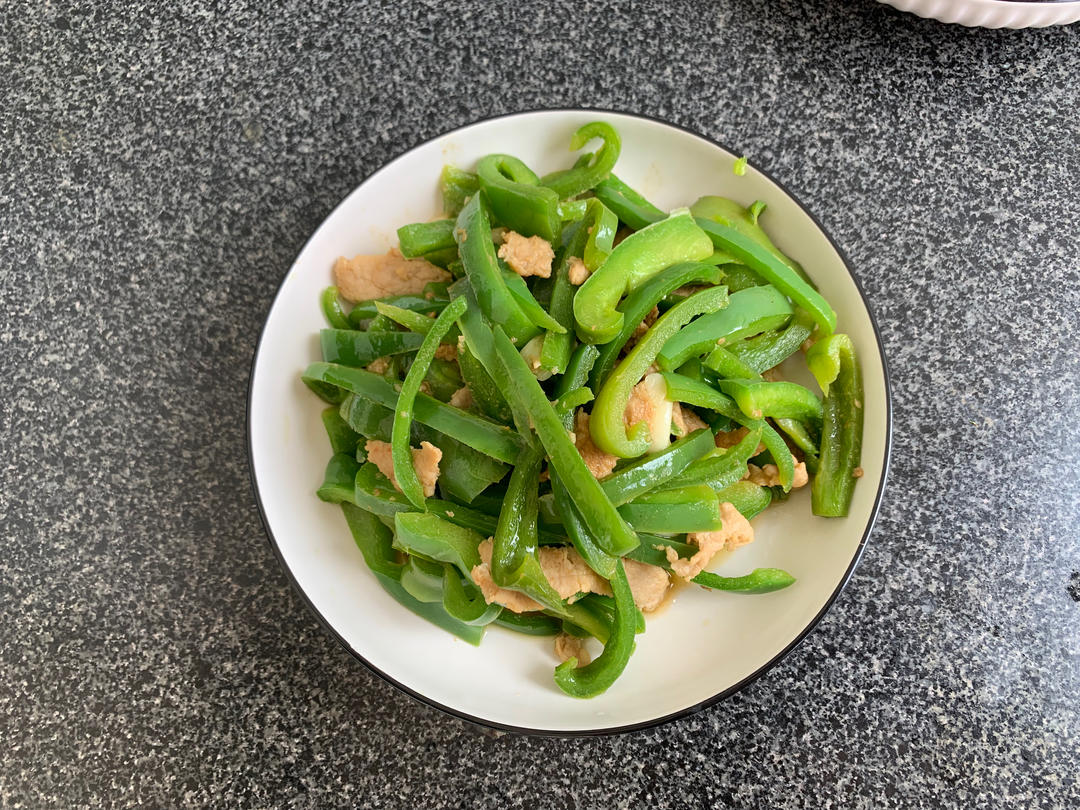 经典的家常菜，青椒炒肉丝，简单的食材也能做出如此美味