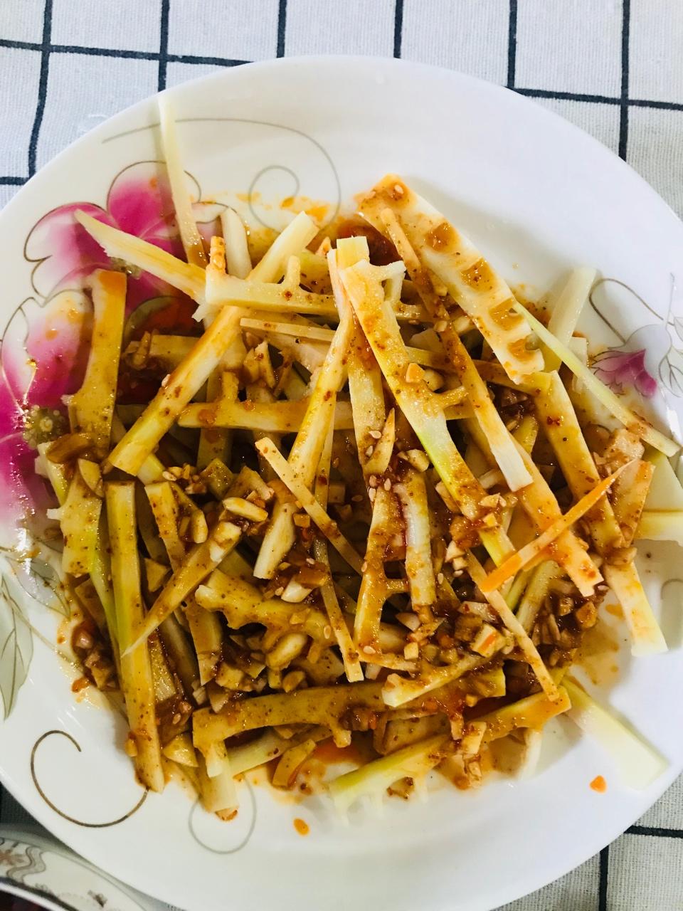 livia哈尼做的凉拌竹笋