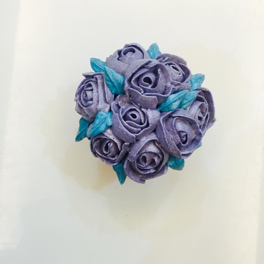 花朵盛开的杯子蛋糕