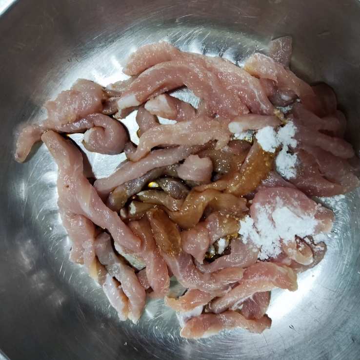 家常菜：茄子炒肉丝（少油保色法）的做法 步骤4