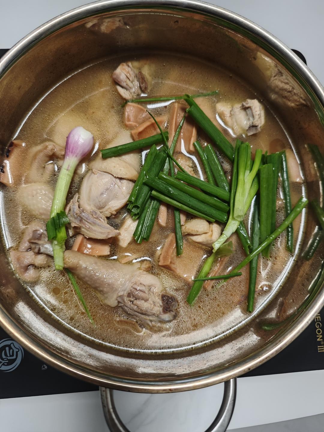 豪华版鱿鱼炖土鸡汤