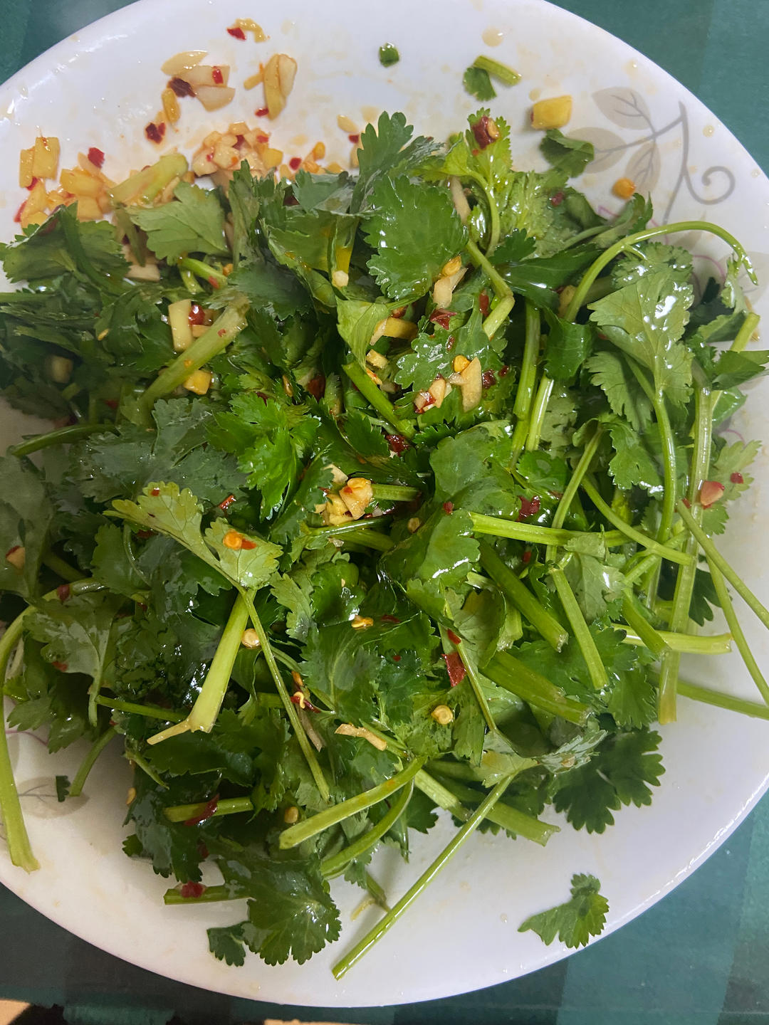 凉拌香菜
今天跟大家分享一道既美味又健康的中式沙拉——凉拌香菜。香菜不仅是厨房里的常客，还蕴含着丰富的营养，对我们的健康有很多好处。从提高视力到调理肠胃，再到去腥增味，香菜在凉拌菜中发挥着不可或缺的作用。