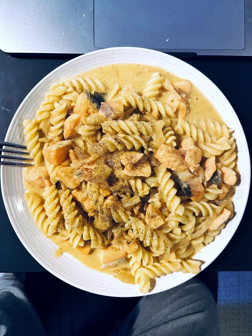 正宗的Carbonara才不放奶油呢 | 蛋黄酱三文鱼意面