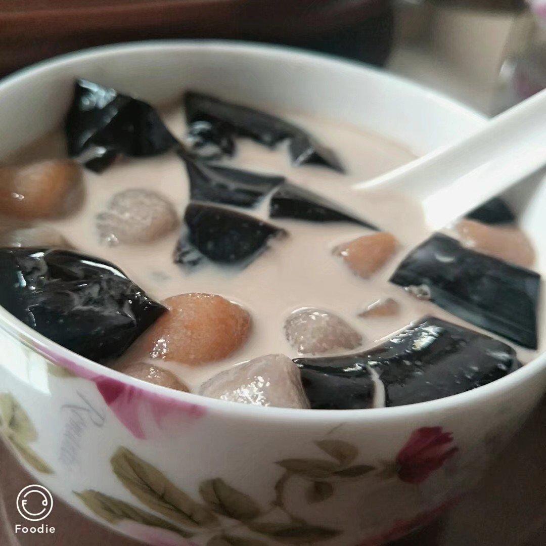 自制鲜芋仙芋圆（另附: 蜜红豆和仙草冻的做法）