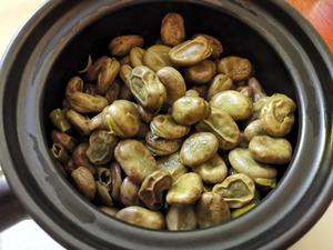 醇汁油焖春蚕豆的做法 步骤1