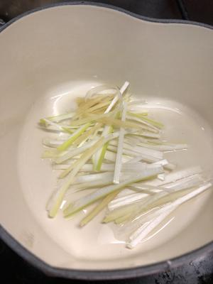 骨汤煮干丝的做法 步骤3