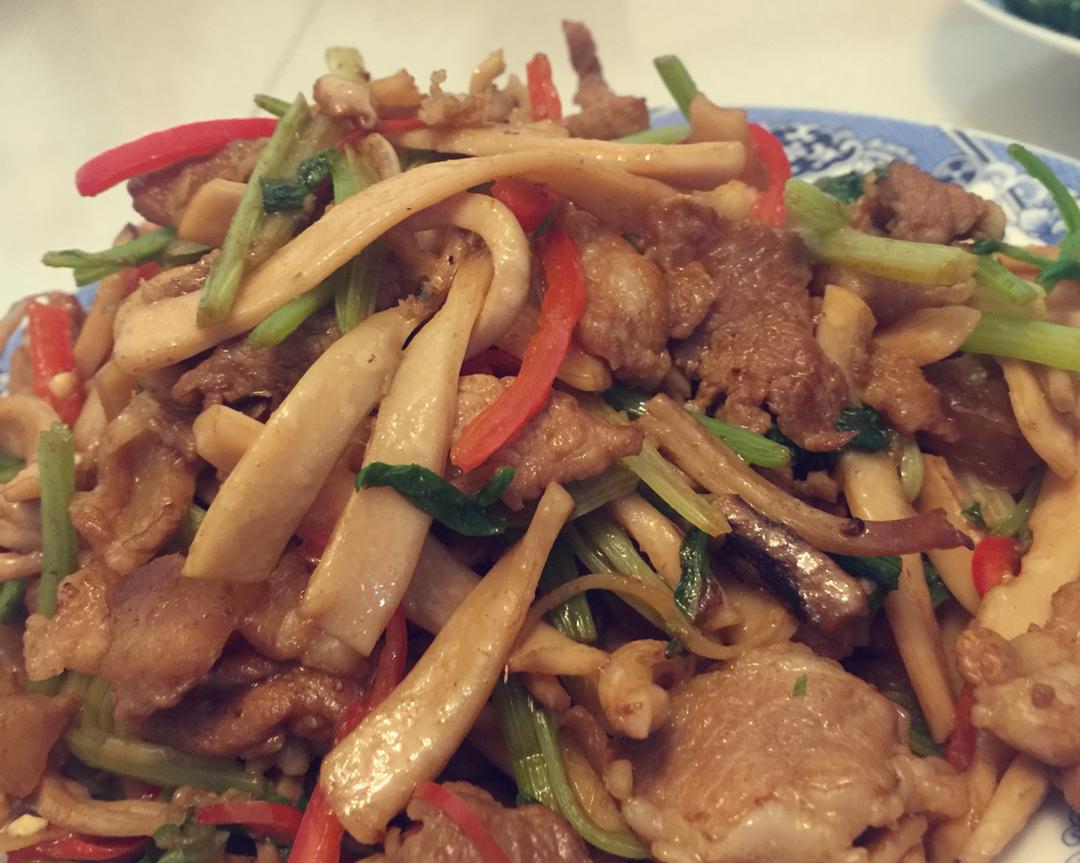 鱿鱼芹菜炒肉的做法