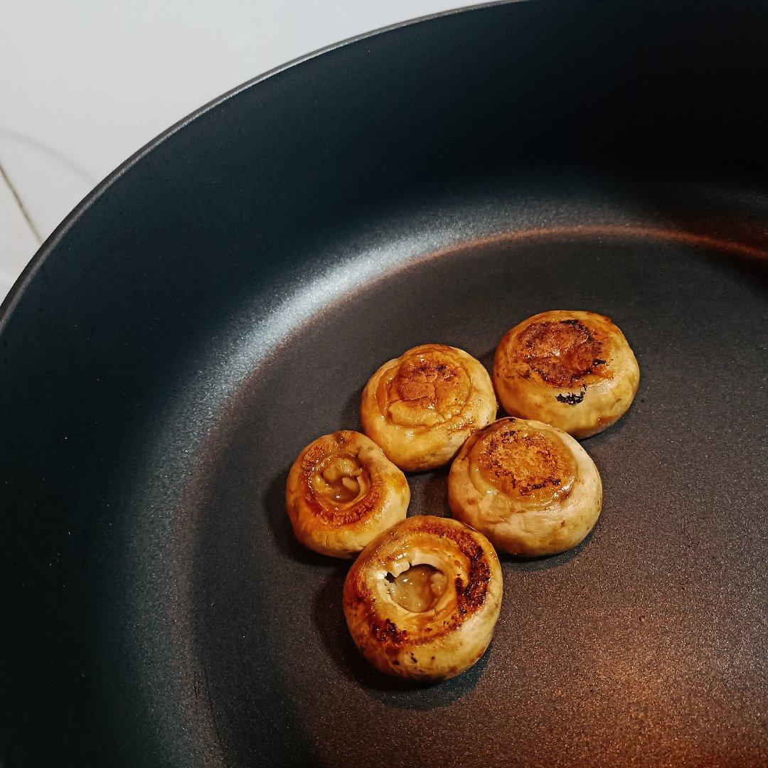 是谁来自山川湖海，却囿于昼夜厨房与爱。