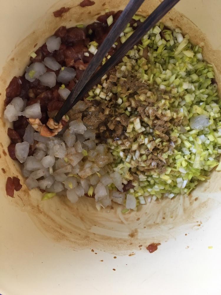 冬天到了，包一个可以预防感冒的蒜黄虾仁肉水饺