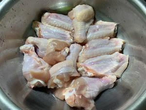 简单易煮又好吃还香喷喷的蒜香鸡翅的做法 步骤1