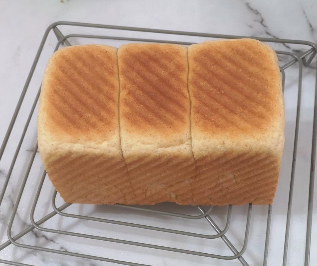 柔软的蜂蜜牛乳全麦吐司