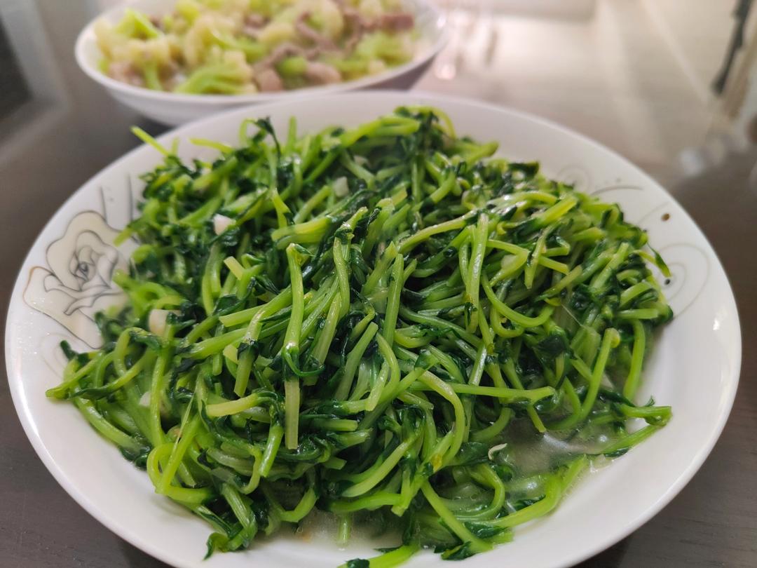 清炒豌豆苗，就爱这抹带着清香的翠绿～