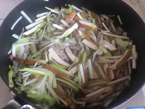 韭黄豆干炒肉丝的做法 步骤15