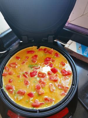 老郑家电饼铛私房菜——西红柿鸡蛋比萨的做法 步骤6