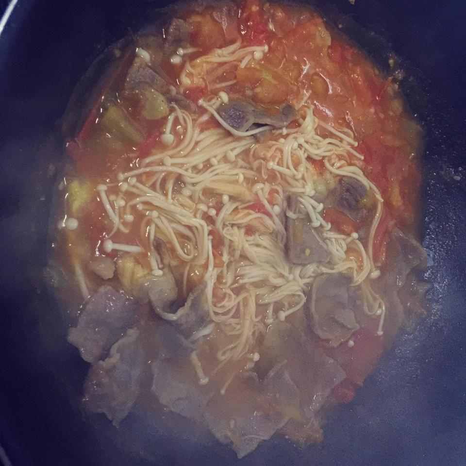 金针菇肥牛番茄锅