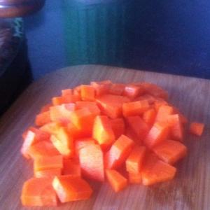 西兰花胡萝卜肉泥焖饭（附椰香南瓜苹果浓汤）的做法 步骤5