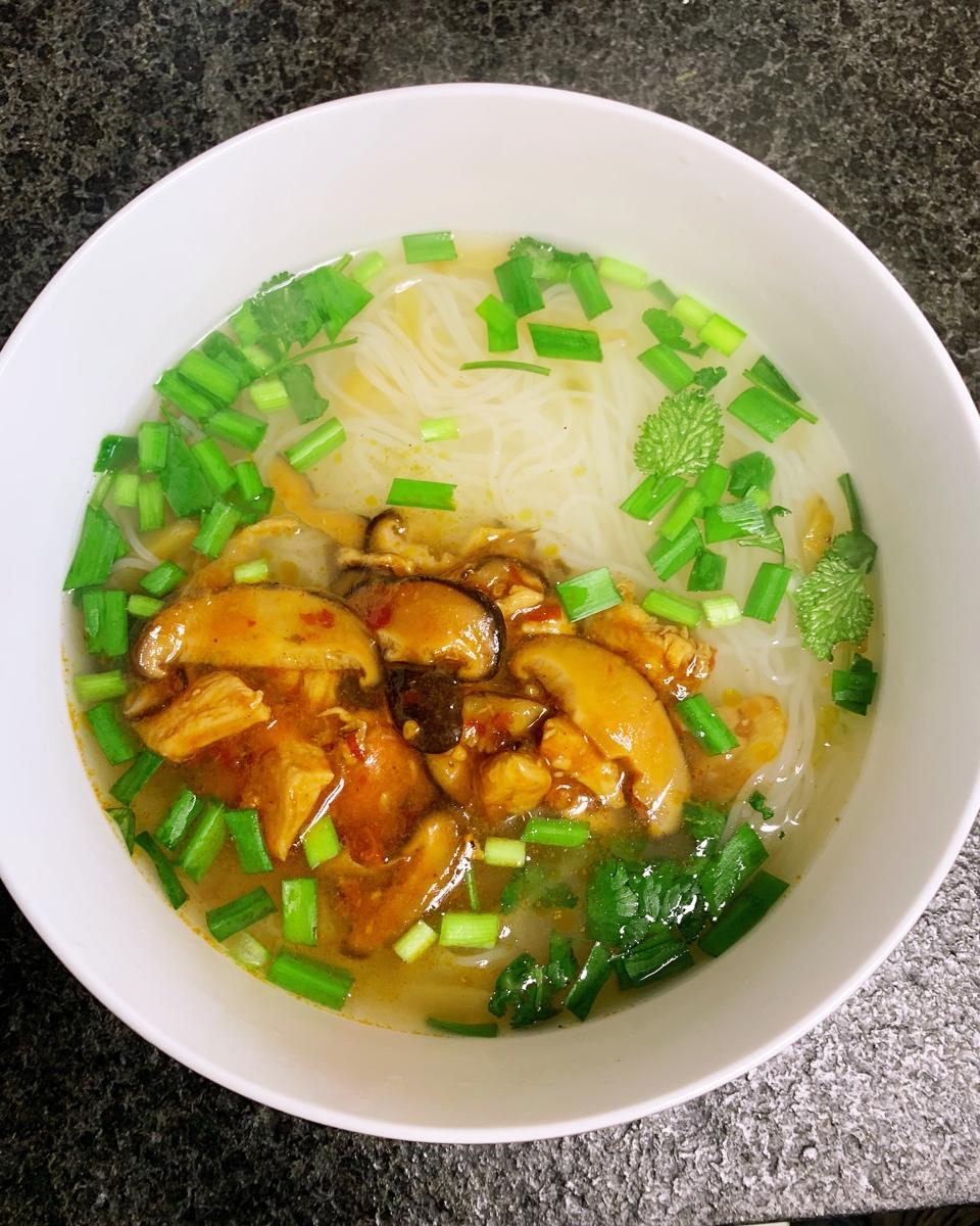 香菇鸡丁米线