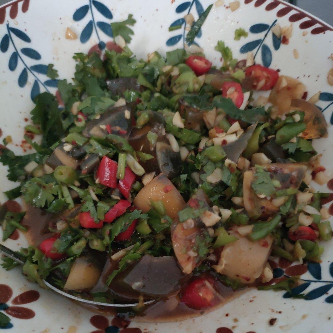 皮蛋的神仙吃法❗️好吃到爆的香菜拌皮蛋