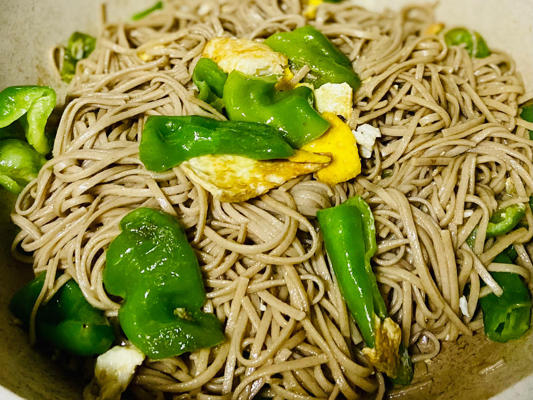 低脂美味‼️好吃不胖的青椒鸡蛋荞麦面