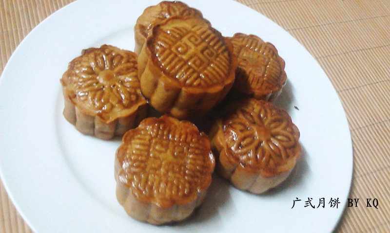 广式蛋黄莲蓉月饼