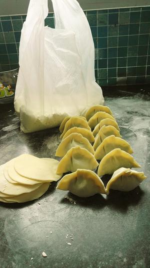 超级好吃的猪肉香菜饺子（饺子皮做法）的做法 步骤4
