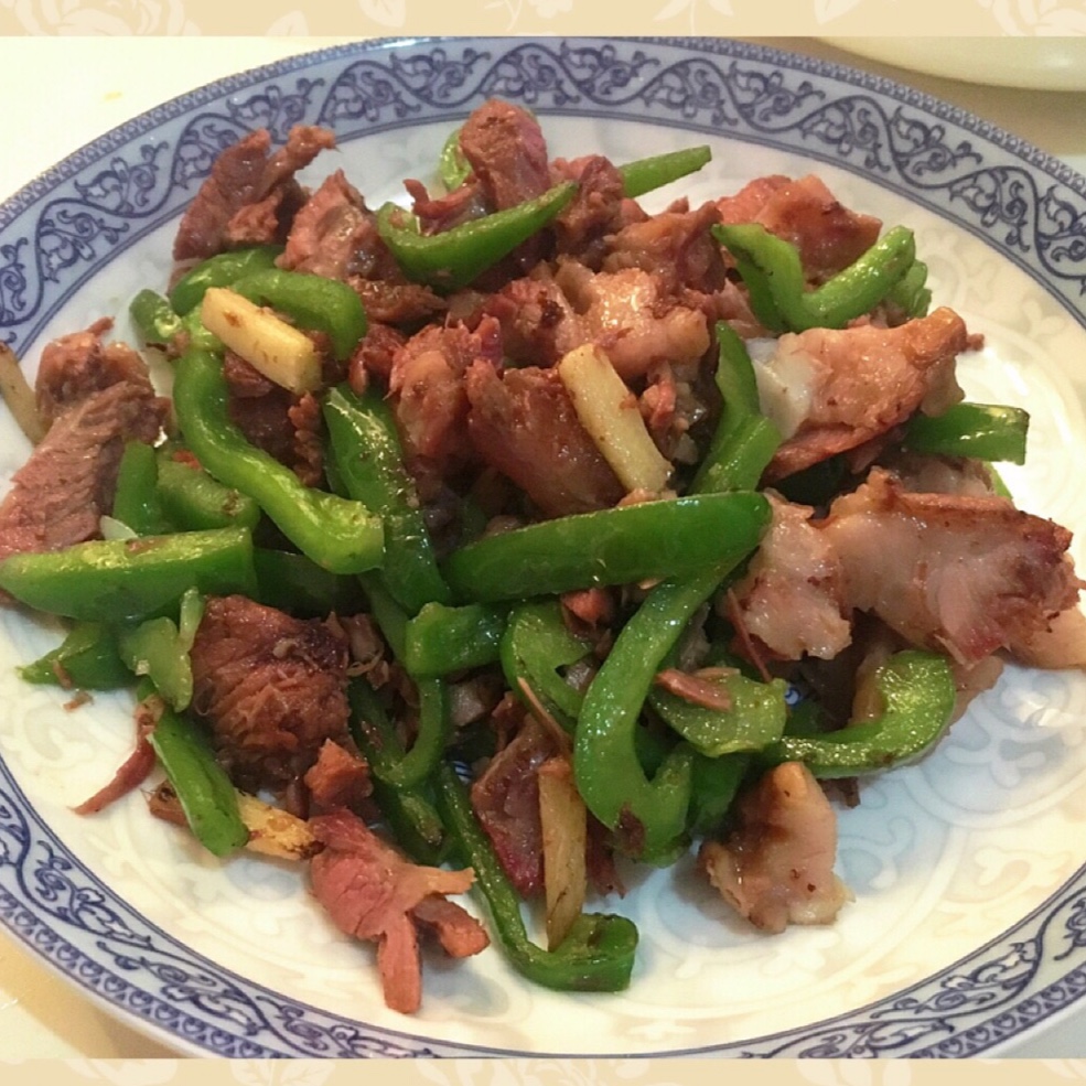 土肥圆子biubiubiu做的拆骨肉炒辣椒