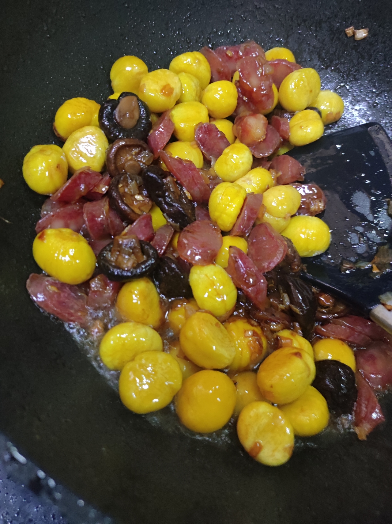 极好吃的板栗香菇腊肠焖饭的做法 步骤1