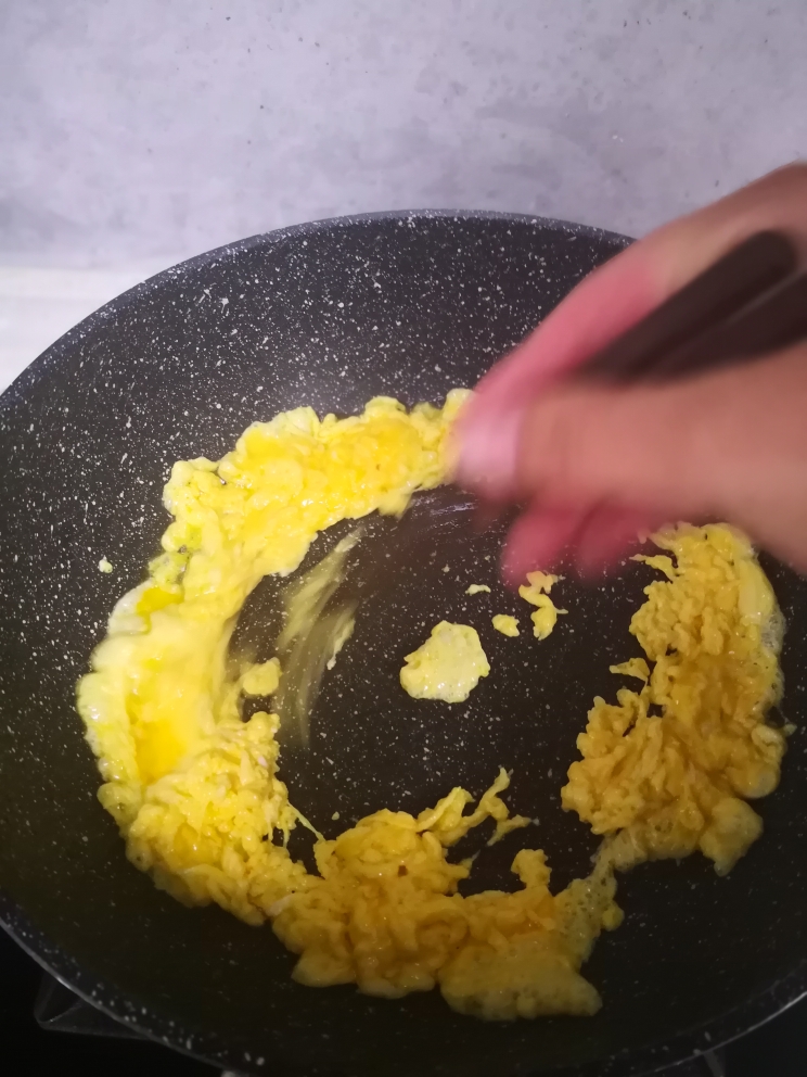 料多多蛋炒饭的做法 步骤2