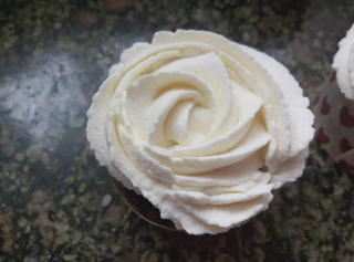 超润巧克力纸杯蛋糕（非常适合裱花、盖糖皮的cupcake方子）