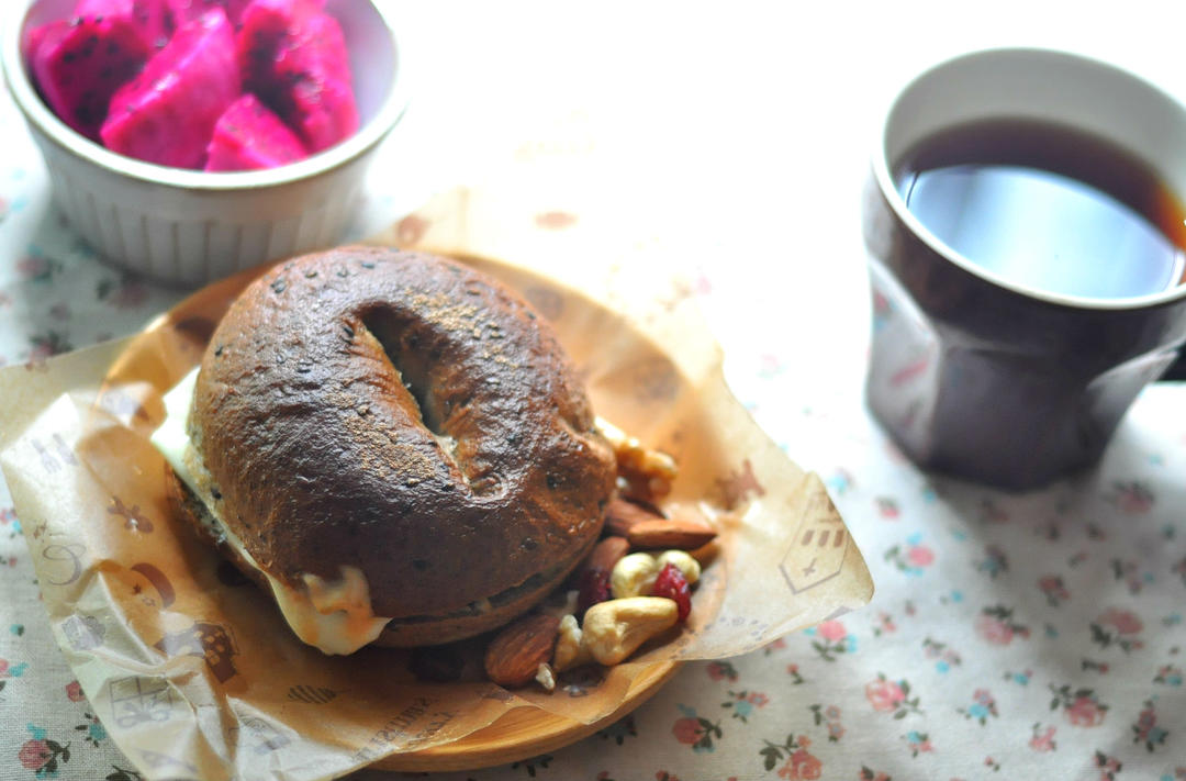 鸡蛋贝果三明治
