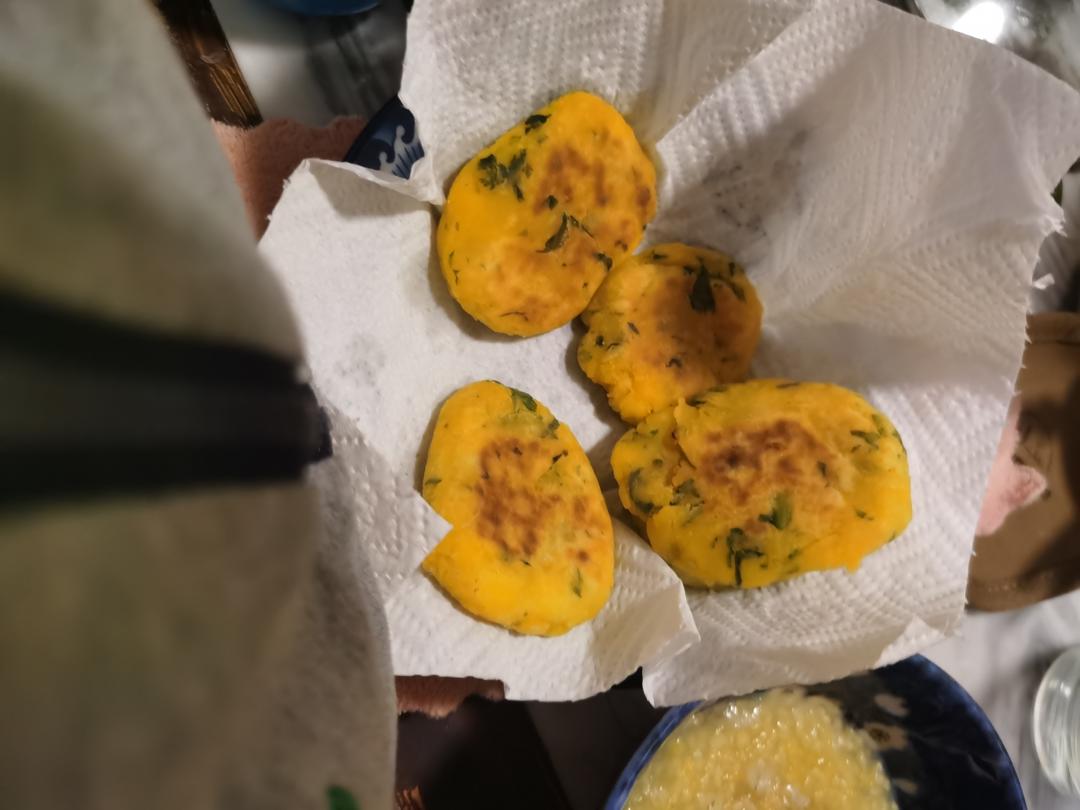 玉米面菜饼子（贴饼子）