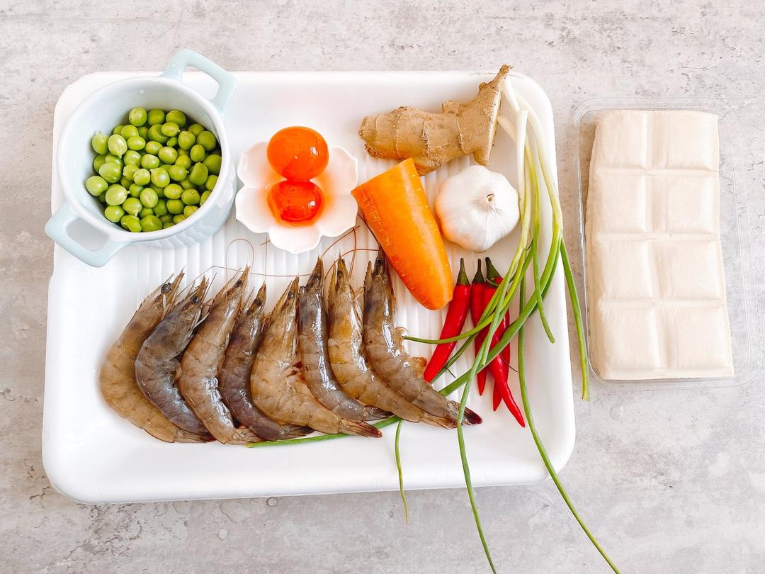 咸蛋黄虾仁烧豆腐的做法 步骤1