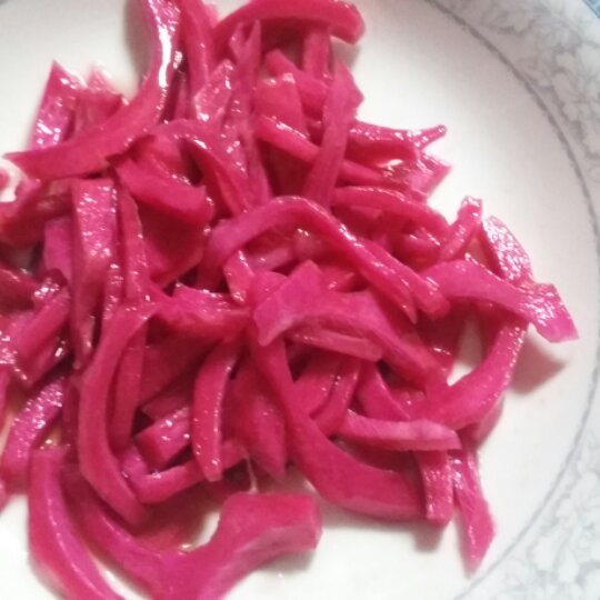 凉拌火龙果皮 其实皮皮比肉肉更有营养哦