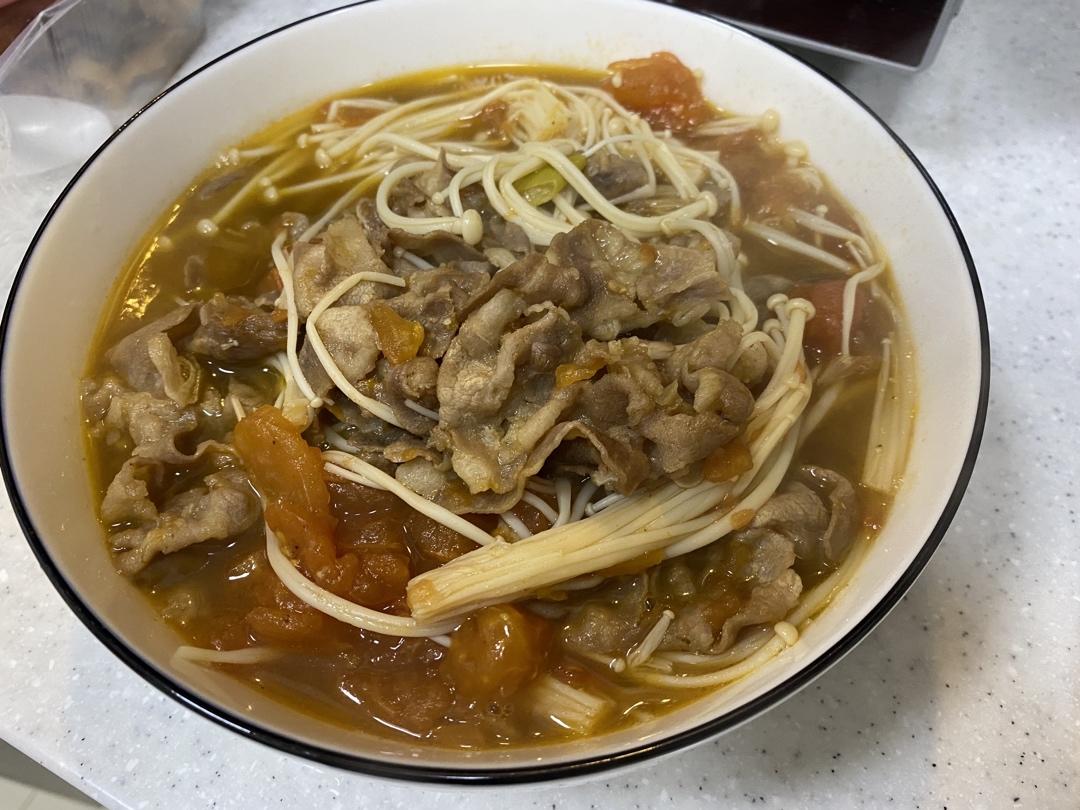 番茄金针菇肥牛锅 鲜到眉毛掉