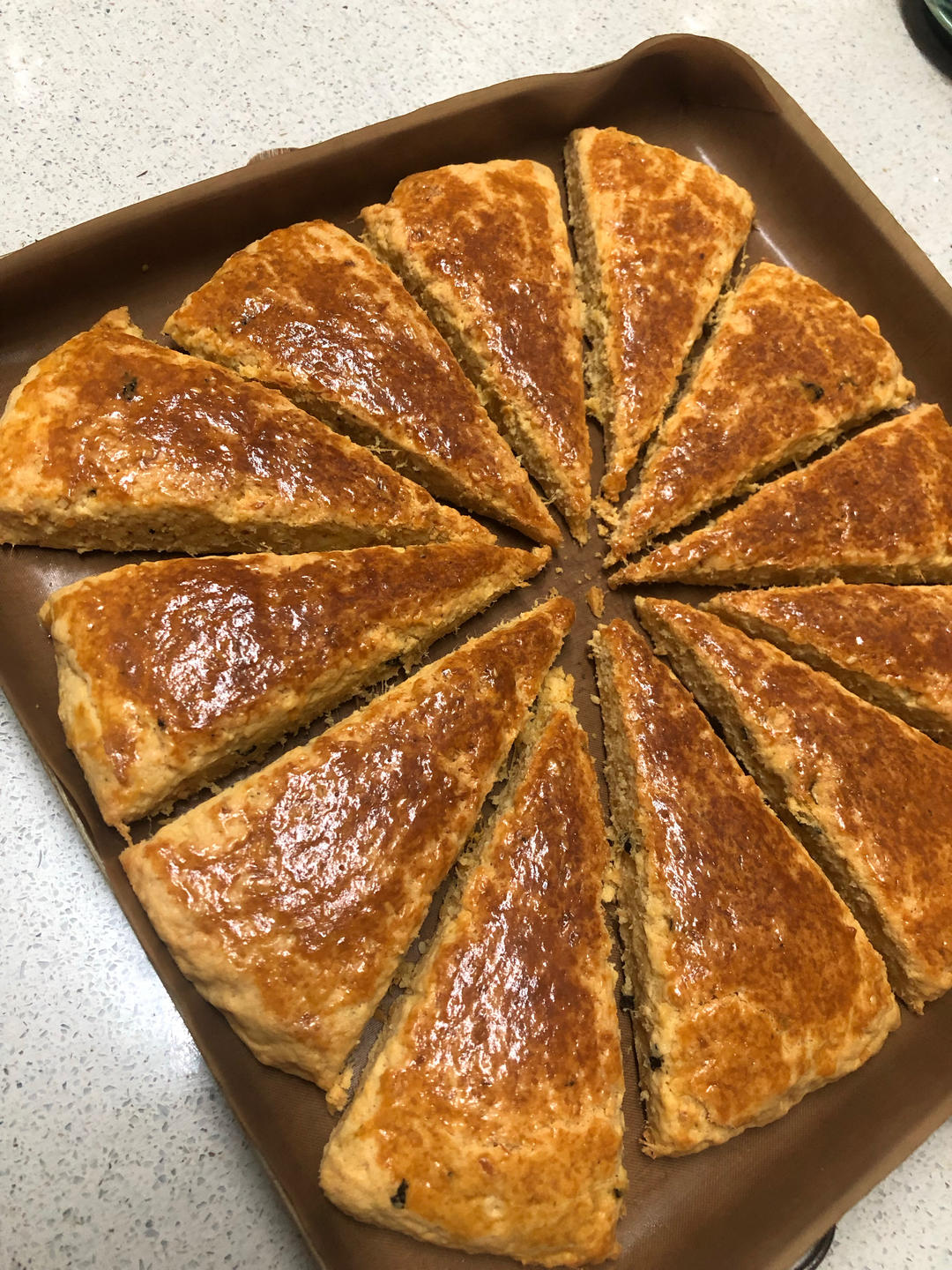 咸蛋黄肉松司康