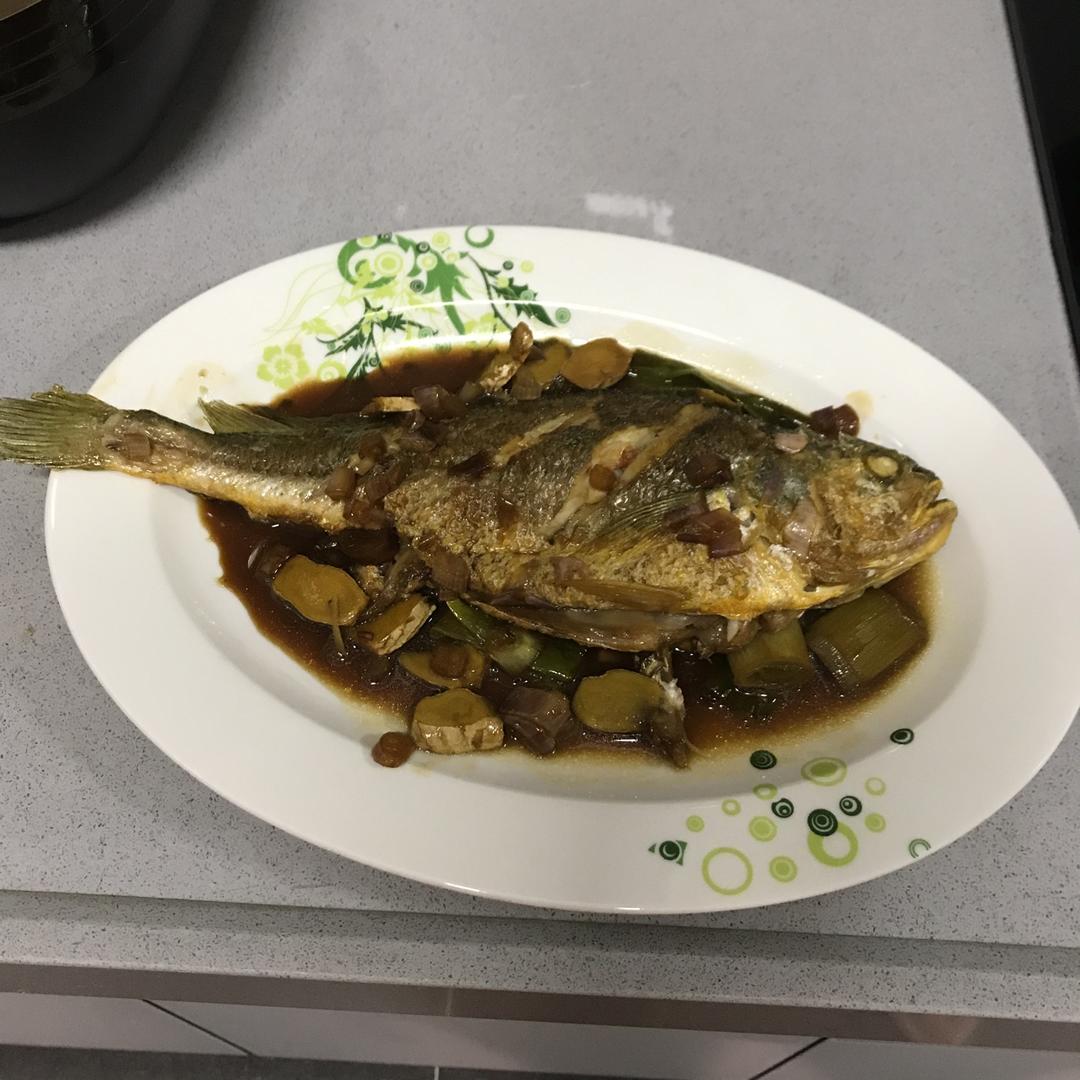 家常烧黄鱼 Yellow sea fish